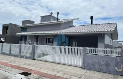 Linda casa nova localizada no loteamento pedra branca, em garopaba!