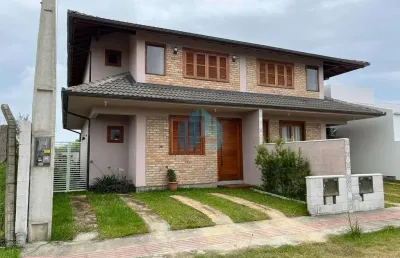 Belo sobrado localizado no bairro areias de palhocinha, a poucos minutos do centro de garopaba!