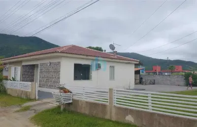Casa com amplo pátio, bairro areias de palhocinha, em garopaba, a 5 km do centro e 10 minutos da praia da barra!