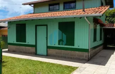 Casa localizada no bairro ambrósio, em garopaba, próxima ao centro da cidade!