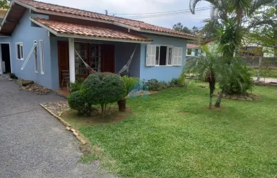 Linda casa em amplo terreno com excelente aproveitamento da área, bairro ambrósio, em garopaba!