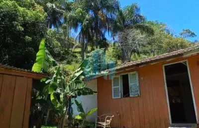 Amplo terreno com linda vista das montanhas e mar, localizado na região central de garopaba!