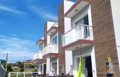 Belo sobrado a 200 m do mar, localizado no loteamento morrinhos, em garopaba!