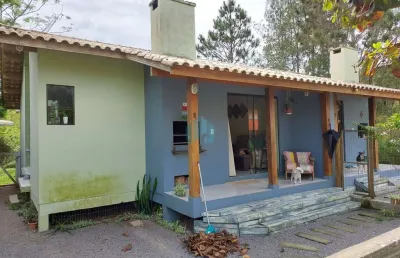 Duas casas localizadas na praia da ferrugem, em garopaba, a 200 m do mar e do centrinho da ferrugem!