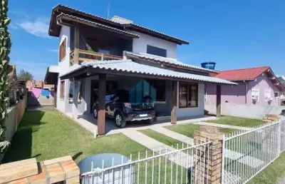 Bela casa localizada no bairro areias de palhocinha, em garopaba!