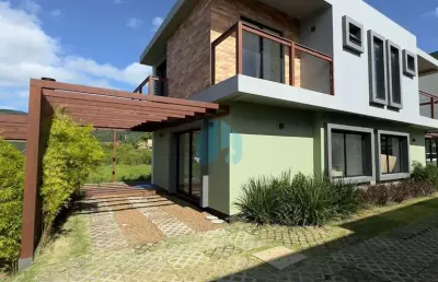 Lindo sobrado em condomínio fechado, a 950 m do centro de garopaba!