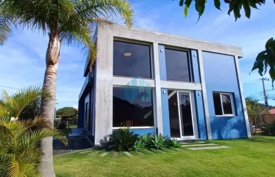 Linda casa localizada a poucos metros da praia do ouvidor e 5 min da praia do rosa, bairro grama, em garopaba!