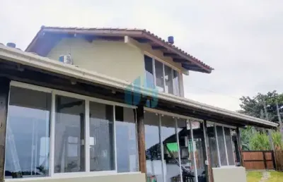 Bela casa com vista p/ lagoa e mar, localizada no bairro costa de macacu, em garopaba!