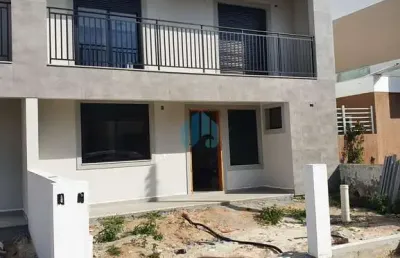 Bela casa localizada no bairro pinguirito, em garopaba!