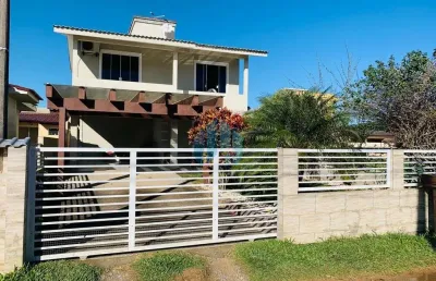 Bela casa no bairro areias de palhocinha, em garopaba, próxima do centro e das praias da região!