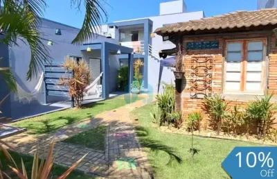 Belo imóvel localizado a 800 m do centro e da beira mar da cidade, em garopaba!