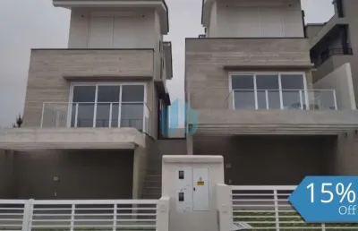 Bela casa localizada no bairro ferraz, em garopaba, próxima ao centro e belas praias da região!