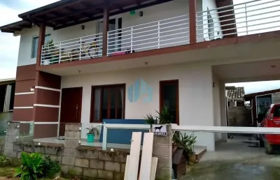 Dois apartamentos em alvenaria localizados no bairro ambrósio, em garopaba.