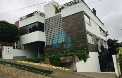 Belo apartamento de alto padrão localizado no loteamento panorâmico, no centro de garopaba!