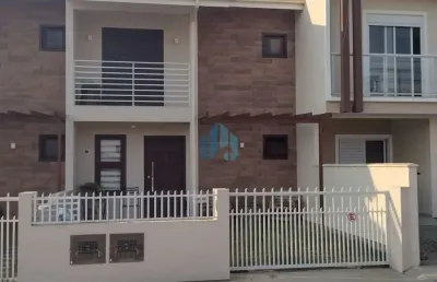 Bela casa localizada no bairro areias de palhocinha, em garopaba, ótima localização!