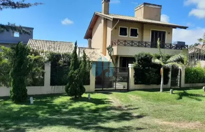 Linda casa localizada no bairro ferraz, em garopaba, com bela vista p/ praia e cidade!