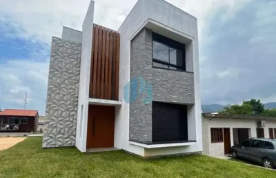 Belas casas localizadas a 30 metros da praia do siriú, em garopaba!