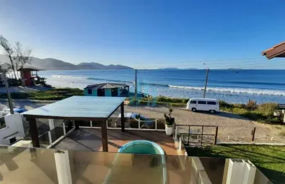 Linda casa a beira mar, de alto padrão, localizada no centro da cidade!