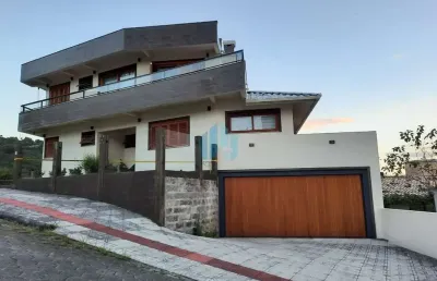 Linda casa de alto padrão a 1000 m da praia central, loteamento panorâmico, no centro de garopaba!
