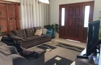 Linda casa com piscina localizada a 1 km da praia central de garopaba, bairro ferraz!