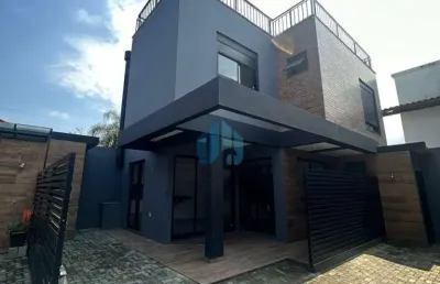 Linda casa localizada no condomínio amendoeiras, bairro ferraz, em garopaba!