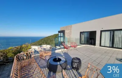 Linda casa de alto padrão, com vista permanente p/ mar, na praia do vigia, em garopaba!