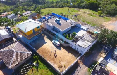 Linda casa nova localizada entre a praia da gamboa e paulo lopes!