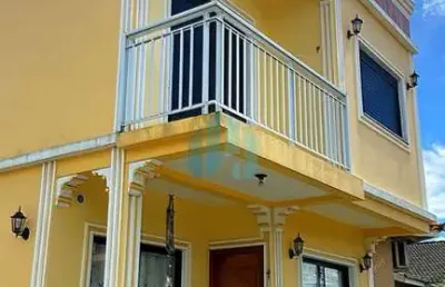 Bela casa localizada ao lado do centro de garopaba!