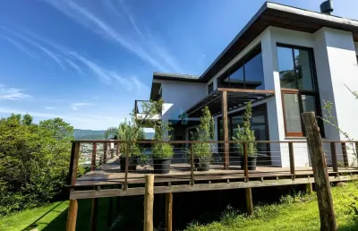 Linda casa exclusiva de alto padrão, em condomínio privado, localizado na praia da silveira, em garopaba!