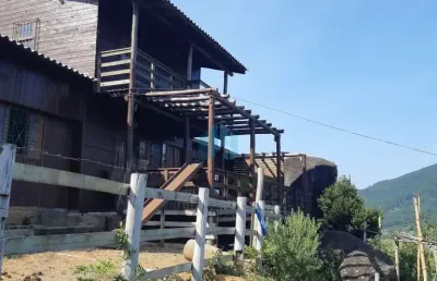 Casa em amplo terreno localizada no bairro ressacada, em garopaba.