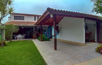Bela casa localizada no bairro ferraz, à 200 m da praia do central e próxima do centro de garopaba!