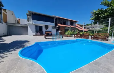 Bela casa localizada a 150 m da praia central, no centro de garopaba!
