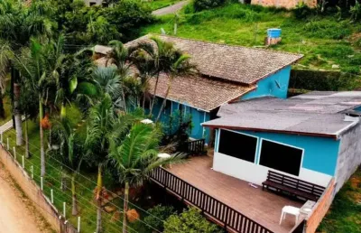 Duas casas com deck com vista para lagoa e mar, localizadas no bairro costa de macacu, em garopaba!