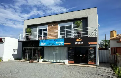 Prédio comercial/residencial, muito bem localizado, em garopaba, um ótimo ponto comercial!