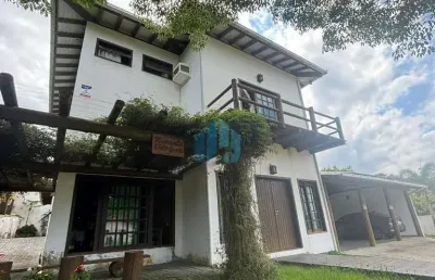 Bela casa de alto padrão com piscina, toda mobiliada, praia do rosa | imbituba - sc