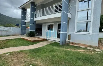 Bela casa alto padrão localizada a poucos minutos do centro da cidade, areias de palhocinha | garopaba - sc