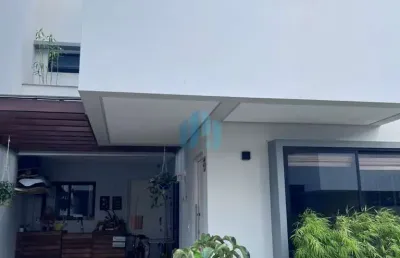 Belo sobrado em condomínio fechado, a 900 m da praia central, loteamento panorâmico, centro | garopaba - sc