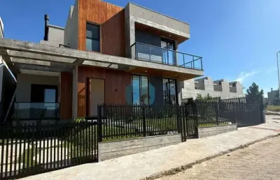 Linda casa de alto padrão, a 1 km da praia central, loteamento longarone, ferraz | garopaba - sc