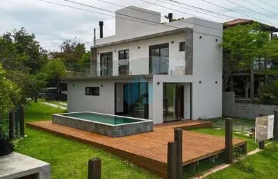 Bela casa com piscina, a 800 m da lagoa da ibiraquera e 4 km da praia do rosa, praia do rosa | imbituba - sc