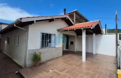Casa térrea a 500 m da praia central, centro | garopaba - sc