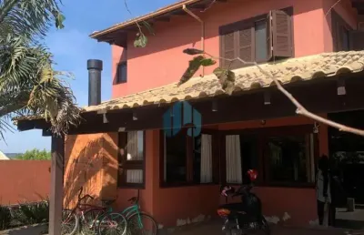 Linda casa a apenas 5 km do centro da cidade, no loteamento pedra branca, areias de palhocinha | garopaba - sc