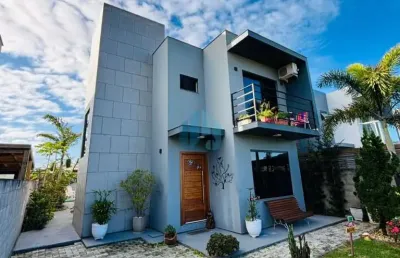 Lindo sobrado próximo a entrada da ferrugem, com fácil acesso ao centro da cidade, palhocinha | garopaba - sc