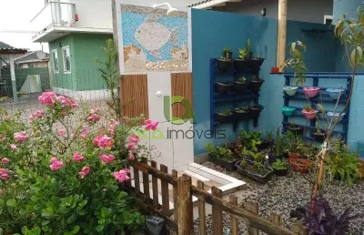 Venda de casa de 2 quartos na praia de fora, palhoça-sc: 1 sala, 1 banheiro, 2 vagas de garagem e 65m² de área.