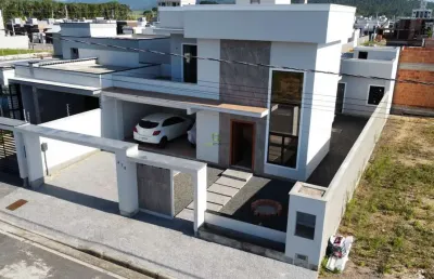 Casa a venda em tijucas, casa de alto padrão a venda em tijucas. casa a venda com 3 quartos. financiamento facilitado. agende sua visita agora!