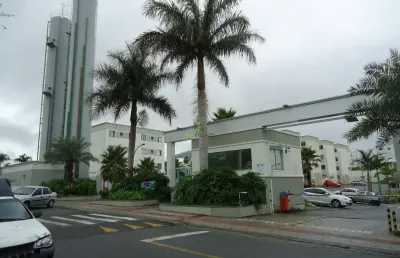 Apartamento reformado de 2 quartos com lazer completo no bairro areias, são josé-sc - 48m² - 1 vaga - portaria 24h.