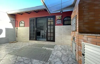 Casa à venda condomínio porto fino 2 quadras mar 2 quartos área gourmet, garagem