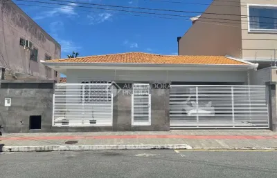 Casa com 3 quartos à venda na rua 2350, 1419, centro, balneário camboriú, 126 m2 por r$ 1.900.000