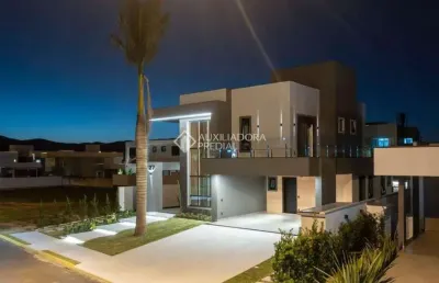 Casa em condomínio fechado com 4 quartos à venda na rua ivo josé rebello, 610, santa regina, camboriú, 270 m2 por r$ 3.990.000
