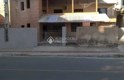 Casa com 8 quartos à venda na monte lucania, 670, monte alegre, camboriú, 308 m2 por r$ 800.000