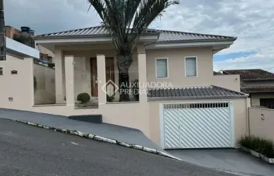 Casa com 3 quartos à venda na rua noruega, 1088, nações, balneário camboriú, 263 m2 por r$ 1.800.000